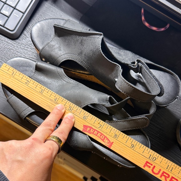 Elegant Black Wedge Sandals with Cork Detail - Picture 7 of 7